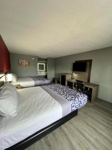 KennettEcono lodge Kennett的酒店客房设有一张大床和一张书桌。