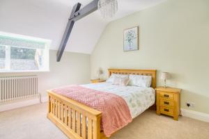 赫尔The Yorkshire Hosts - Enholmes Coach House的一间卧室设有一张木床和一个窗户。