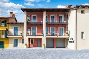 拉莫拉La Casa Nelle Aie - Appartamento Dolcetto - Private Parking - Free Wifi & AC的带阳台和车库的大型公寓大楼