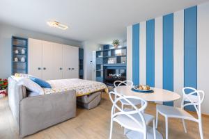 拉莫拉La Casa Nelle Aie - Appartamento Dolcetto - Private Parking - Free Wifi & AC的卧室配有一张床和一张桌子及椅子