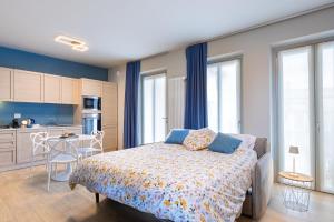 拉莫拉La Casa Nelle Aie - Appartamento Dolcetto - Private Parking - Free Wifi & AC的一间卧室配有一张床,厨房配有窗户
