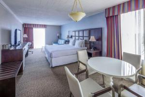 哈帕克长岛哈帕克丽筠酒店的酒店客房带一张床、一张桌子和椅子
