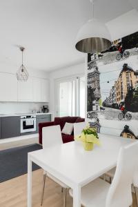 赫尔辛基New LUXUS 3BR Helsinki Home的一间带白色桌子的客厅和一间厨房