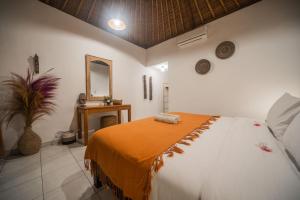 乌鲁瓦图Olo Surf Nature的一间卧室配有一张大床和镜子