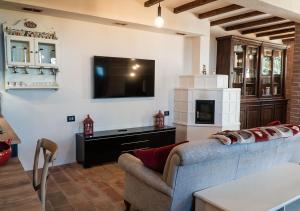 夸特罗卡斯泰拉Casale Gambini的带沙发和电视的客厅