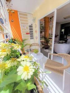 圣弗朗西斯科德马科里斯Apartamento Equipado, Wifi, AC, TV @drvacationsrental的阳台配有桌椅和鲜花。