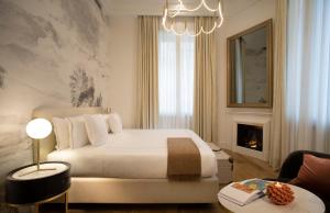罗马伊丽莎白独特酒店|设计酒店™成员的酒店客房配有一张床和一个壁炉。