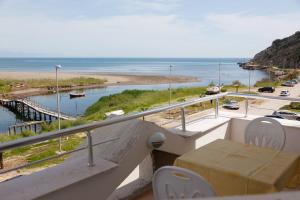 乌尔齐尼艺术公寓的享有海滩和海洋景致的阳台