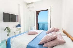 切塔拉Villa Venere - Amalfi Coast的一间卧室设有一张床,享有海景
