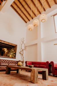 萨奇卡Pietra Hotel的客厅配有沙发和桌子