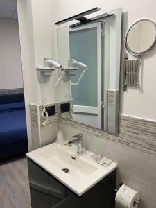 圣雷莫伊斯佩里亚酒店的一间带水槽和镜子的浴室