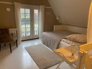 HårlevSofie's Hus - Munkgaard Bed & Breakfast的一间小卧室,配有床和窗户