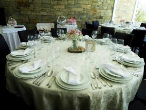 布拉干萨旅游小屋酒店的一张桌子上放着白板和银器