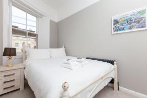 布莱顿霍夫GuestReady - Espaço maravilhoso em Brighton e Hove的卧室配有白色的床和窗户。