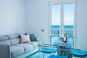 切塔拉Villa Venere - Amalfi Coast的带沙发和玻璃桌的客厅