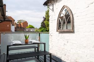亨利昂泰晤士Spacious Luxury Cottage With Roof Terrace Close To The River Thames的一个带桌子和窗户的庭院