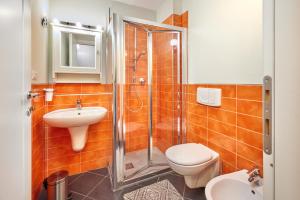 都灵Loft Santa Giulia的带淋浴、卫生间和盥洗盆的浴室