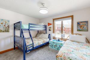 白河交界处Saltbox 12B的卧室配有蓝色双层床,位于西德西德床旁边。