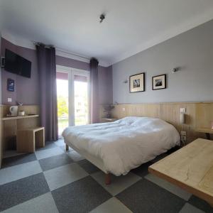圣保罗恩波恩Hotel L'Ecureuil的一间卧室设有一张大床和一个 ⁇ 格地板