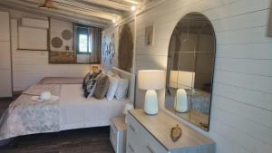 帕泰尔诺La Fattoria Dei Nonni的一间卧室配有一张床和镜子