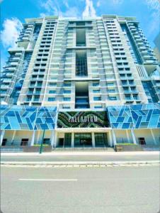 伊洛伊洛Executive Condo unit @ the Palladium的一座大型公寓楼,上面有标志