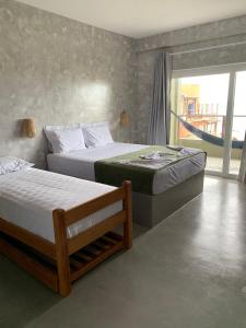 莫罗圣保罗Apartamentos de Juan的一间卧室设有两张床和窗户。