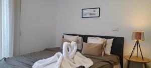 阿威罗Ria Palace Apartment的床上有一条毛巾