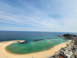 束草市Sokcho Summitbay 1701 "Ocean View"的享有海滩和海洋的空中景致