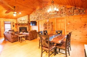 蓝岭Virtue Vacations - Cabin & Cottage的一间带桌子和壁炉的用餐室