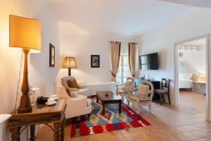 马拉泰亚桑塔维尼尔酒店的客厅配有沙发和桌子