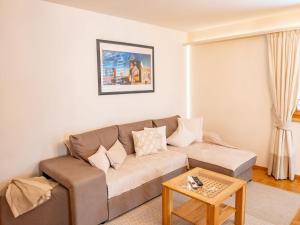 圣莫里茨切萨苏尔欧瓦公寓的客厅配有沙发和桌子