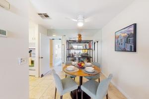 棕榈泉Mountains & Palms #5648的用餐室以及带桌椅的起居室。