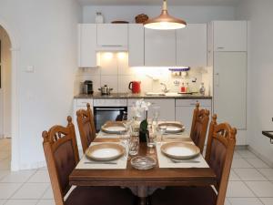 尚佩克斯Apartment Alpes et Lac 2 by Interhome的厨房配有木桌、椅子和桌子。