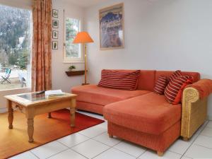尚佩克斯Apartment Alpes et Lac 2 by Interhome的带沙发和咖啡桌的客厅