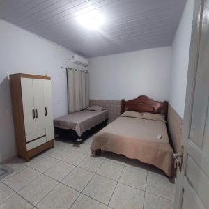 帕劳阿佩巴斯Flat JM的一间卧室配有两张床和橱柜