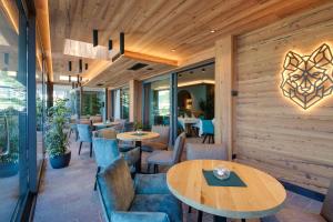 莫尔韦诺弗昂塔内拉酒店的餐厅拥有木墙和桌椅