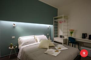 斯培西亚SEICENTO的一间卧室设有一张大床和绿色的墙壁