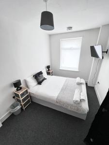 斯凯格内斯Harbour Flats的白色的卧室设有床和窗户