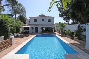 马贝拉1102 Villa with pool ,lounge, BBQ ,direkt in Marbella的房屋前的游泳池