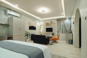 阿布贾Kashco Apartments Wuse 2 Abuja的酒店客房设有床和客厅。