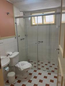 坎波斯杜若尔当波萨达维拉达斯克里斯酒店的带淋浴、卫生间和盥洗盆的浴室