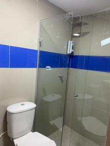 卡塔赫纳HOTEL DI MAR的一间带卫生间和玻璃淋浴间的浴室