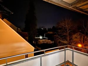 奥格斯堡Gemütliches 1 Zimmer Apartment的阳台,晚上可欣赏到城市景观