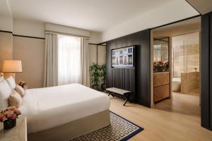 米兰米兰柏悦酒店的一间带白色大床的卧室和一间浴室