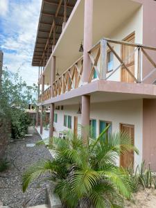 曼克拉Casamar的带阳台的大楼和前方的棕榈树