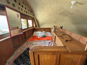 圣马科斯拉拉古纳Earthship 3 levels FAMILY cabin with lake view的客房内的1张床位