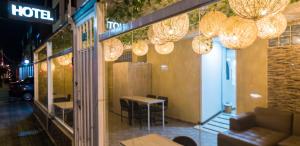 波哥大Hotel Casa Botero 102的餐厅配有桌椅和灯光