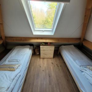 雷讷瑟Ecolodges De Dreef Guesthouse的带窗户的客房内的两张床