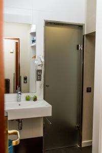 马德里CH Olmedo的浴室配有盥洗盆和带镜子的淋浴