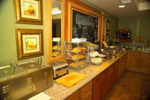 格伦伍德温泉格伦伍德温泉酒店的厨房配有柜台,上面有食物
